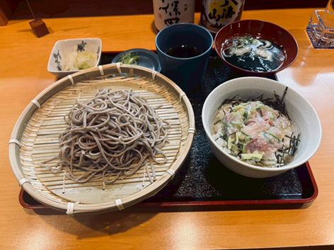 アジなめろう丼と八割蕎麦食