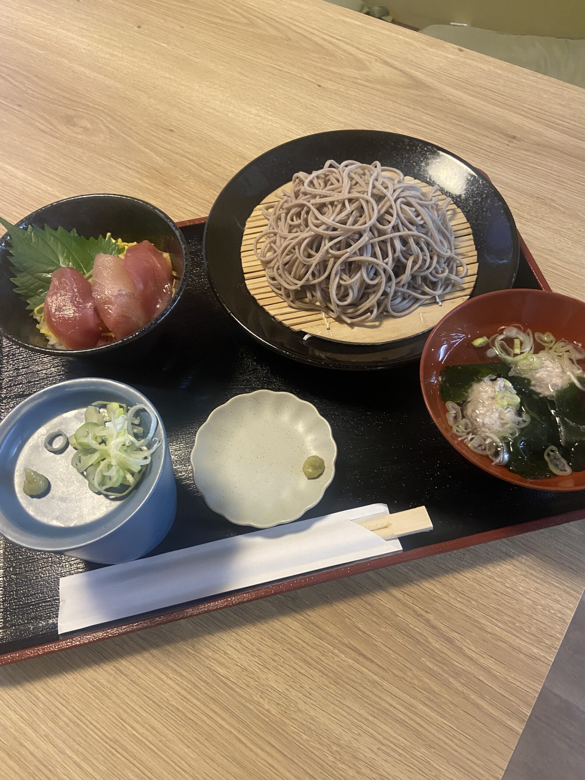 今週のお勧めメニュー❗️     ミニ本マグロ漬け丼と           八割蕎麦。